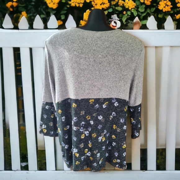 3/$40 Sale! Market & Spruce Soft and Cozy Front Knot Floral Top - Picture 2 of 8